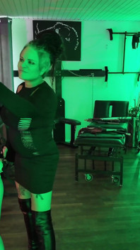 Cuplu lesbian dominat de Dominatoare Dark