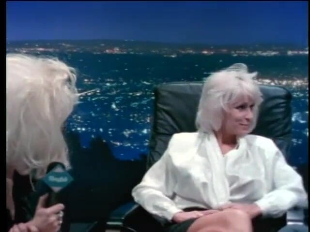 Old Good Porn: Un tip ejaculează în pantoful unei mame sexy blonde după o...