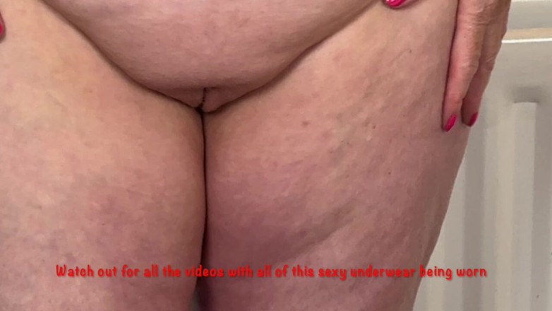 Mr MF: Nyonya Wanita Dewasa Foot Lagi Asik Kemasan Kopernya 474