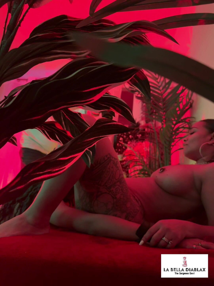 LaBellaDX: Pasiunea roșie cu Wetkittycity