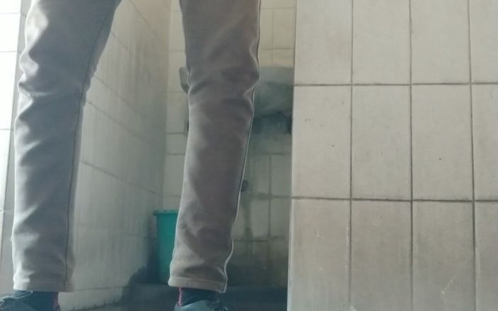 Tamil 10 inches BBC: Typ wichst seinen riesigen schwanz im badezimmer