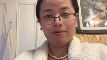 sweethanajapanese: Amcığı parmaklıyor ve sonra suyu boşaltmaya gidiyor