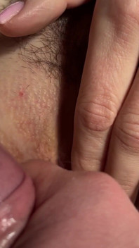 Mi radevo le palle quando è venuta mia moglie. L'ho aiutato a radersi la figa. Suoni di rasatura a secco. Orgasmo.