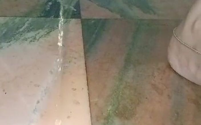 Pinkstar: Cô gái Ấn Độ phun nước trên sàn nhà