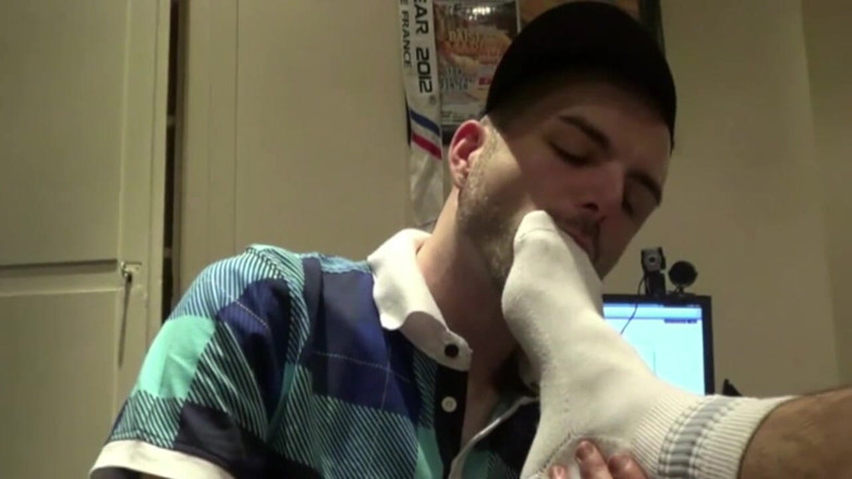 Sneaker gay: Schlampe in füßen von einem scally-jungen aus paris unterworfen