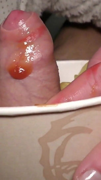 Comida fetiche boquete em frango e batatas fritas e comer isso com gosto