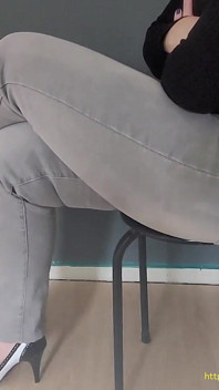 Tocco le dita deie in jeans attillati
