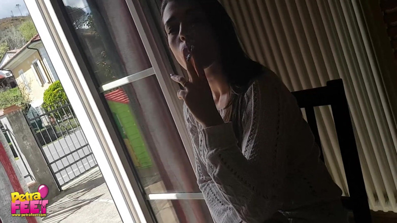 Smokin Fetish: Hermosa morena provocando a todos con su fumar