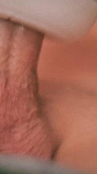 Ateşli twink magic c kameramanın üzerine boşalana kadar sahte bir amcığı sikiyor
