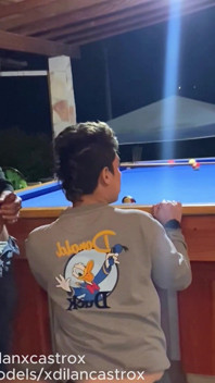 Krouží Krásným Pasivním Twink Zadkem Venku a Plní Si Zadek Semenem