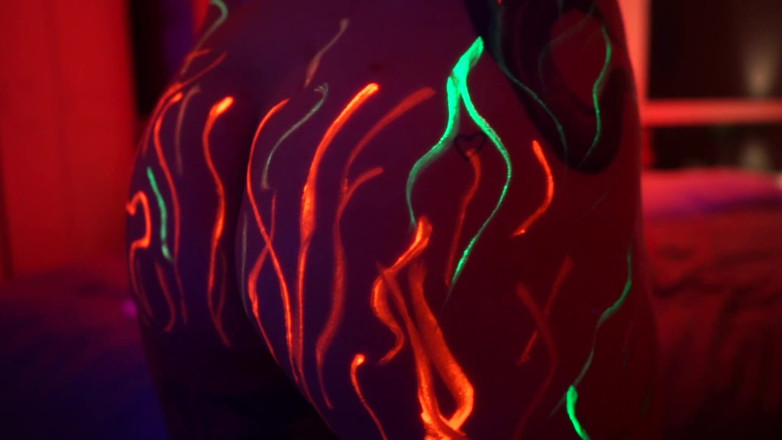 Cipriani: Hot girl with neon masturbates while chatting