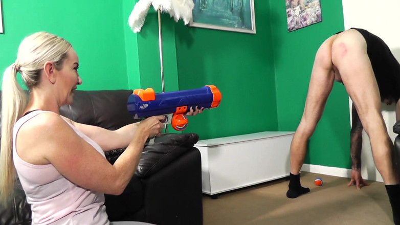 Miss Jessica Wood: Zemsta Nerf - Panna Jessica Wood strzela Nerf Tennis Ball Shooter...