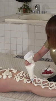 女性身体蛋糕。女主人在女奴隶的身体上涂上奶油，让她舔她的全身，作为男奴隶的食物