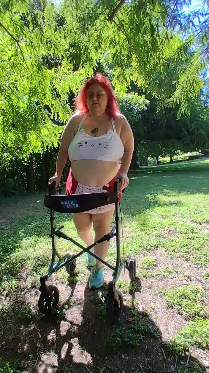 BBW nurse Vicki adventures with friends: L'infermiera bbw vicki fa una passeggiata nel suo costume da...