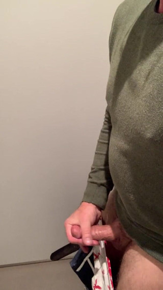TJenner: Horny, so I jerk-off in the airport bathroom