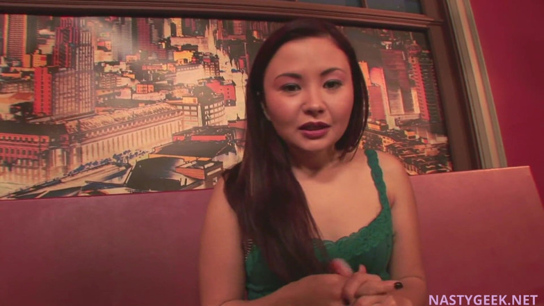 PurefilmsTv: Figa asiatica stretta contro cazzo nero gigante. Chi vince?