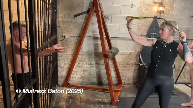 MistressBaton: Test de exercițiu în închisoare de la un gardian crud