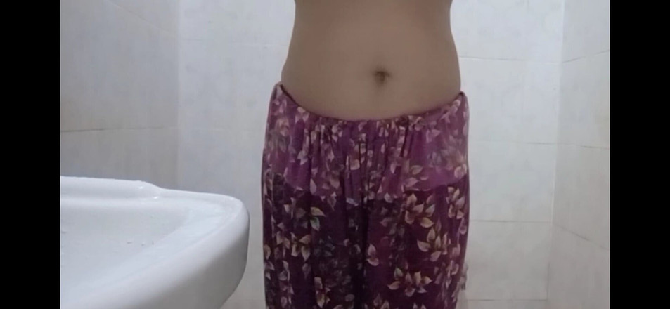 EMILYKIRAN: 샤워 중 엿보는 거유 십대와 화장실에서 자위 시작!