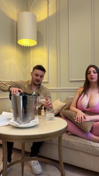 Heet trioverhaal met een sexy BBC-receptioniste en mijn vriend - Luna Doll