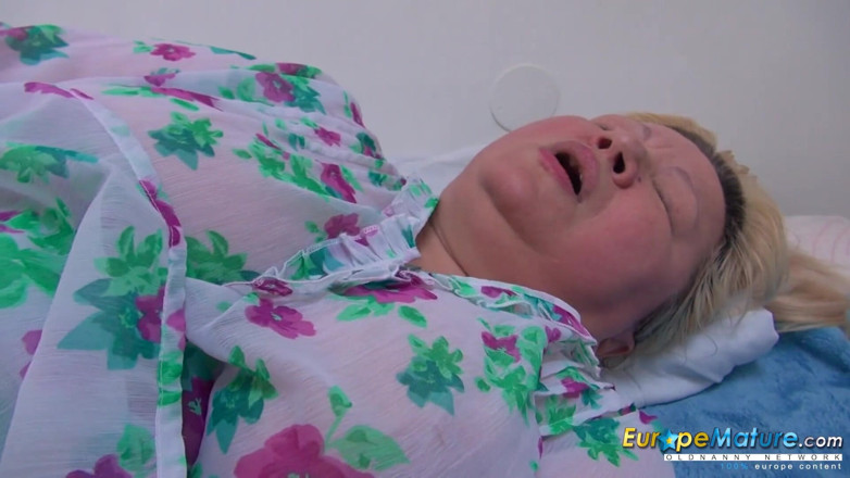 Old Nanny: EuropeMature - Chunky blonde Nina toying
