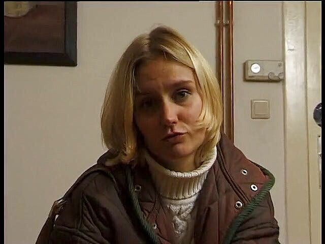 Lucky Wankerz: ブロンドのビクセンが拾い上げ、カメラの前で自慰行為をするように誘惑