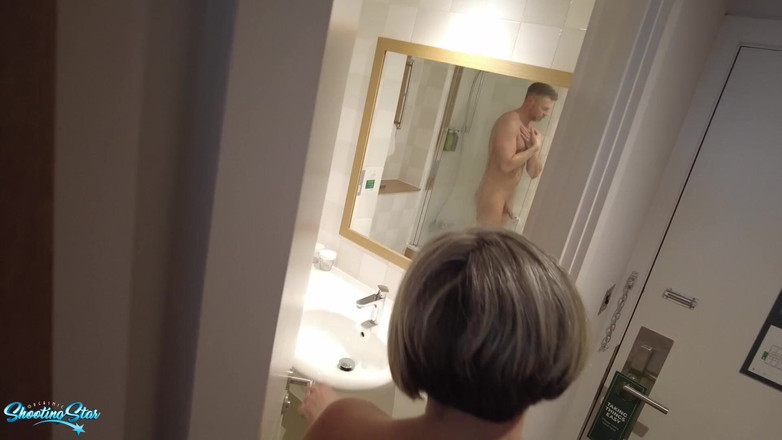 Shooting Star: Schneller dusch-fick &amp;creampie in geheimem mittags-rendezvous