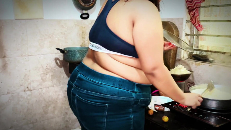 Aria Mia: Uber motorista menina rotina matinal começar cozinhando na cozinha depois...