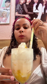 Fată dolofană gazoasă care se pârțâie după ce a mâncat înghețată și milkshake - burtă mare umflată