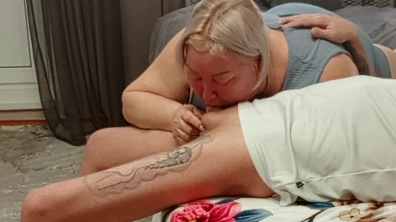 Zona901: Stiefmoeder geeft een pijpbeurt om te genieten van heet sperma