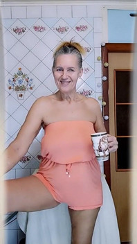 Gospodină în vârstă Lukerya în bucătărie. Flirt vesel