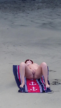 Sensuell naken strandgudinna fångad av drönare - ultimat flygskönhet