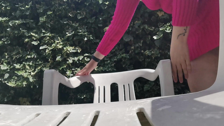 Nicoletta Embassi: Pełna siusiu na lunch w ogrodzie