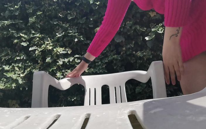 Nicoletta Embassi: Voller natursekt bei einer Mittagspause in einem garten