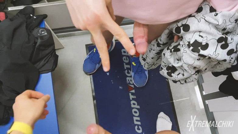 Extremalchiki: Une jumelle dans les vestiaires se fait baiser