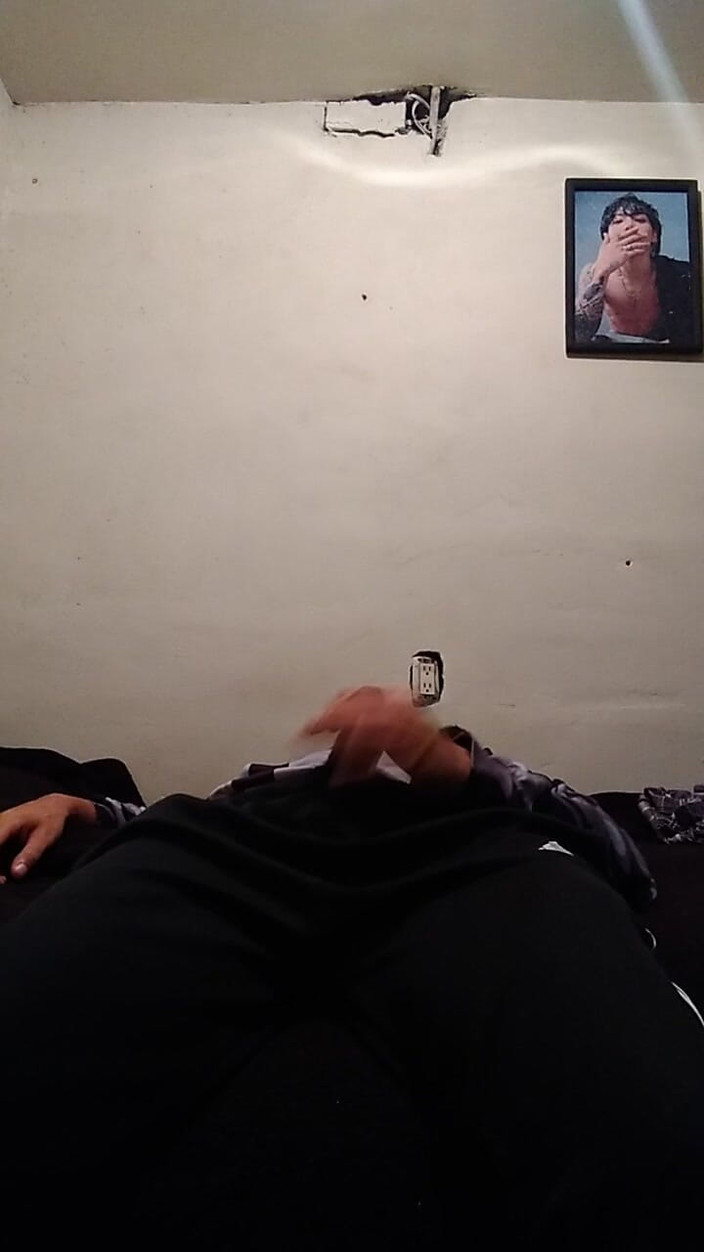 AlexAlejandro13: Hombre seductor con enorme polla asomando de él