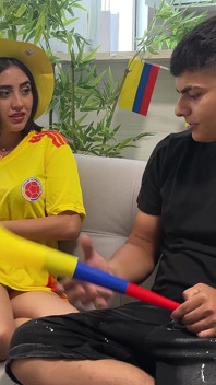 Ma meilleure amie latina m’attend sans sous-vêtements et mise sa chatte mouillée si son équipe gagne. SPÉCIAL DE LA COUPE DU MONDE 2026 !