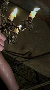 Bruja gitana caliente atormentada con cera caliente