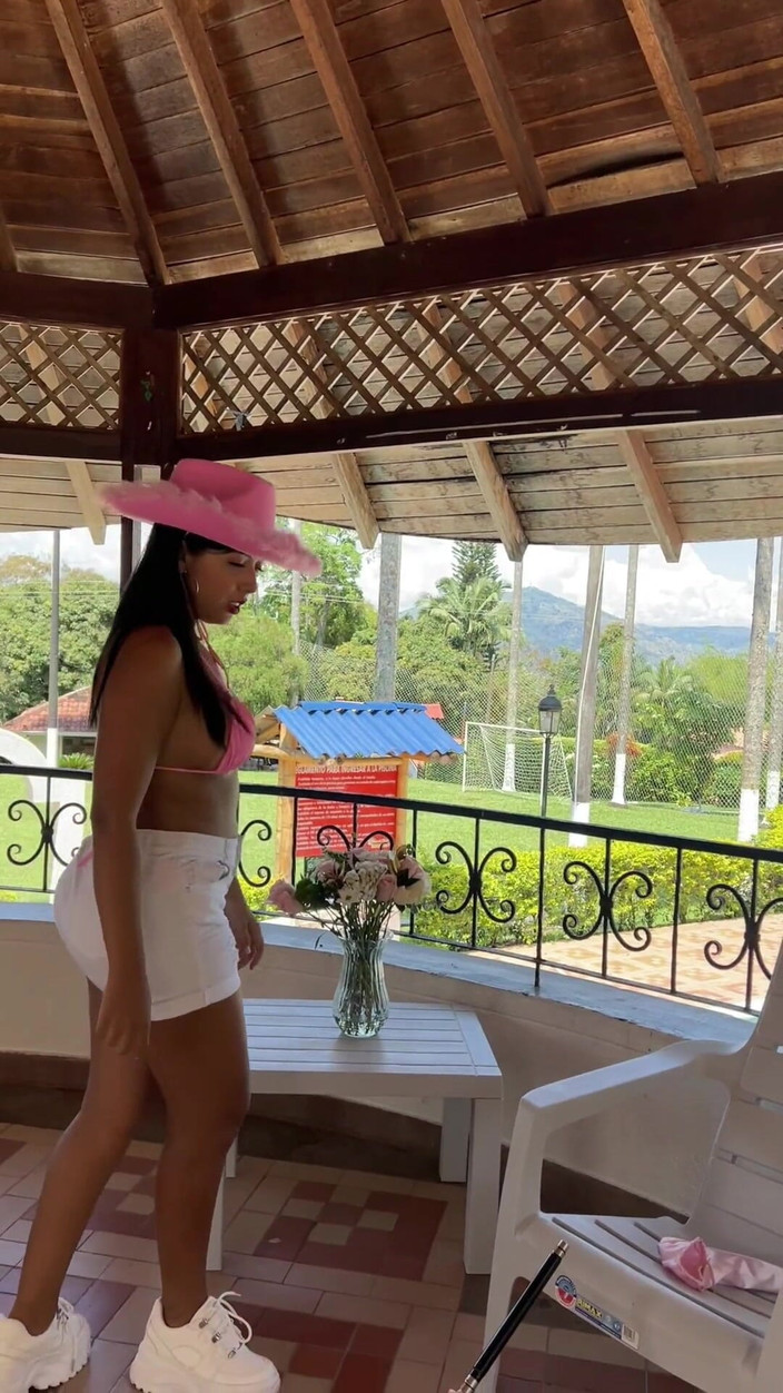 linahenaossx: Busige Latina-cowgirl Genießt Ihre Fuck-maschine