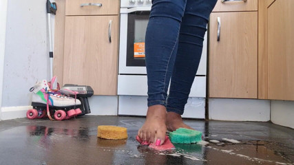 Simp to my ebony feet: Membersihkan lantai dengan kaki yang kotor