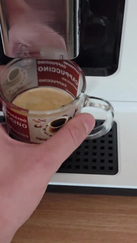 Esibizionista Si Gode La Sua Sigaretta E Il Caffè Nudo Sul Balcone