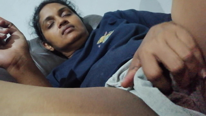 Tina Baby: 我的继妹在沙发上抚摸她的阴户的秘密视频，她以为她一个人在房子里