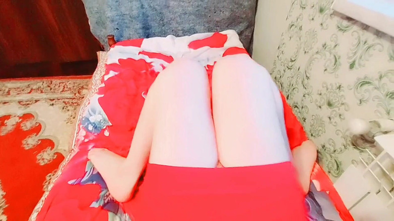 Kitty_Cross: 甜美的 Femboy 拿着新鲜采摘的鲜花篮子