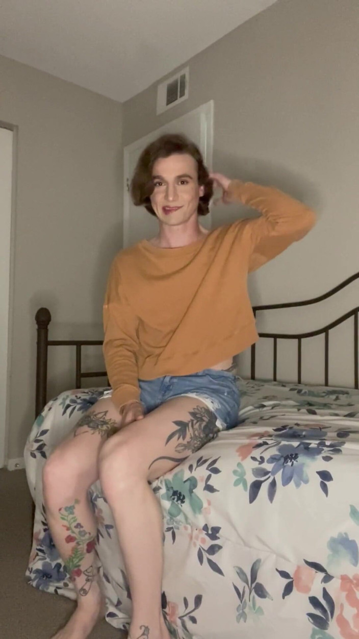 Tessa Rivers: Sissy Tessa neukt haar kont en komt hard klaar!