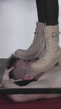 Paní Tatjana Stomps na otrokově hlavě tvrdě