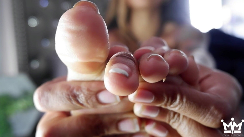 Mya Mula Goddess: Poliere meinen zehenring mit deinem mund