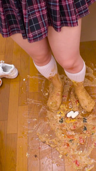 Ragazza porca: Yui nonami in uniforme del college schiaccia il cibo con i suoi piedi (versione completa)