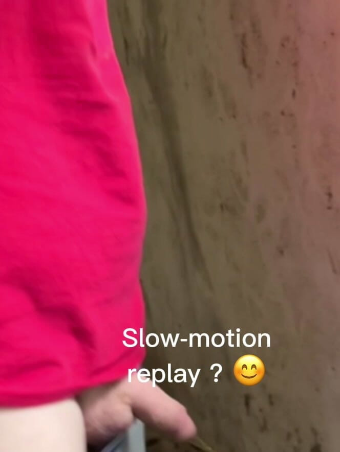 AmateurBoysPissing: Ragazzo Sorpreso a Pisciare Senza Mani in Un Edificio Abbandonato