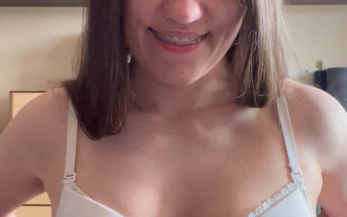 NicoleRay: 白色胸罩和热奶