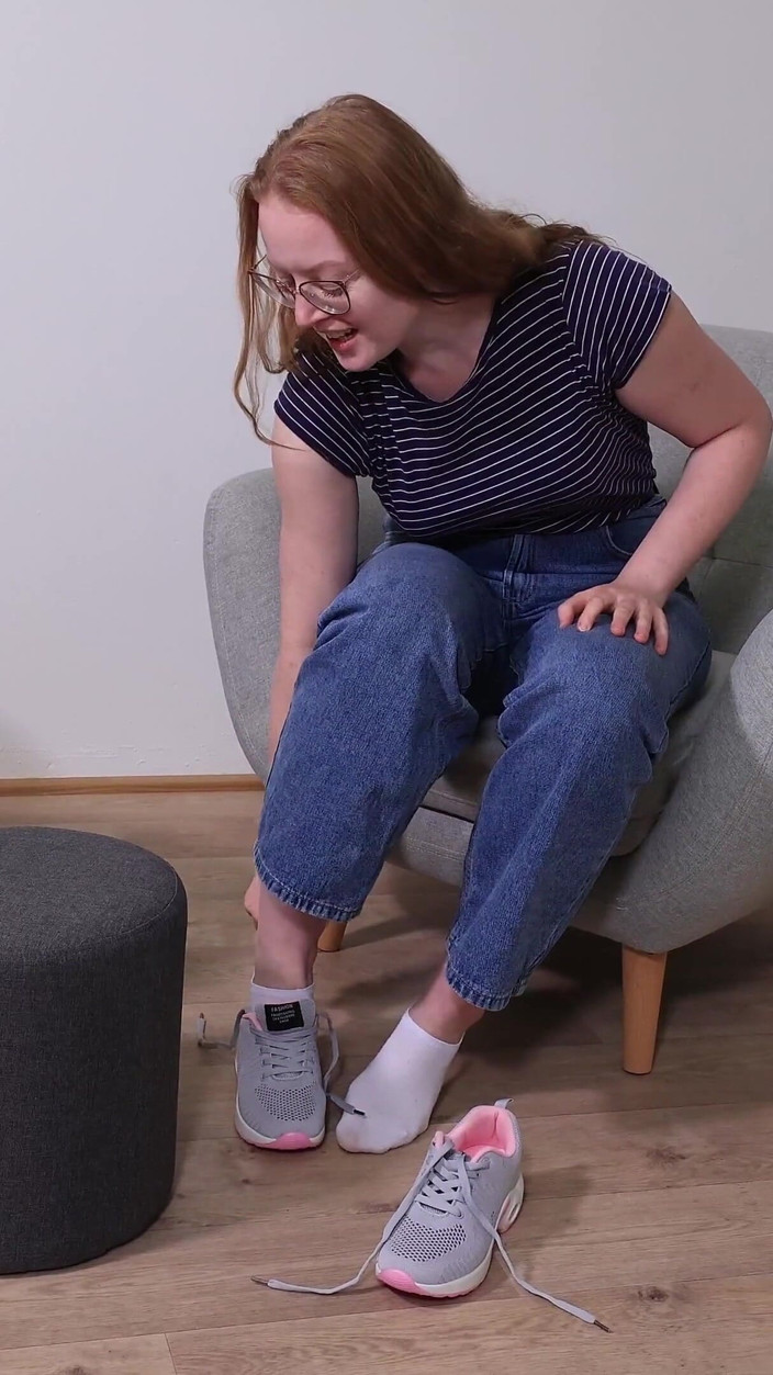 Czech Soles - foot fetish content: Растут ее собственные ступни до нелепых размеров
