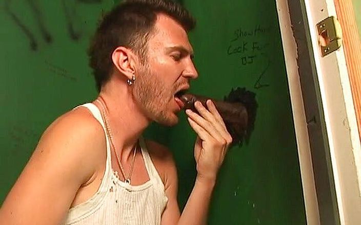 Gloryholes And Handjobs: Luke Cross suce une grosse bite noire dans un gloryhole